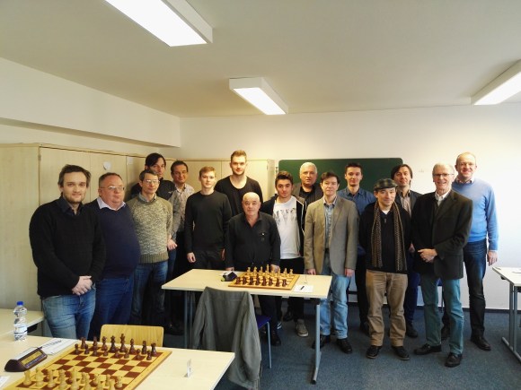 Von links nach rechts: GM Zilka, FM Voropaev, GM Graf, GM Grischuk, GM Krasenkov, IM Weichhold, FM Barski, IM Solonar, IM Wieczorek, GM Kozul, GM Dautov, IM Sadzikowski, GM Schlosser, GM Kamski und die beiden Mannschaftsführer Benninger und Noppes.